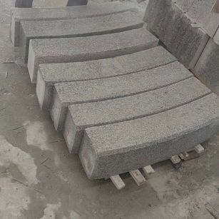 宿迁芝麻白弧形路牙石