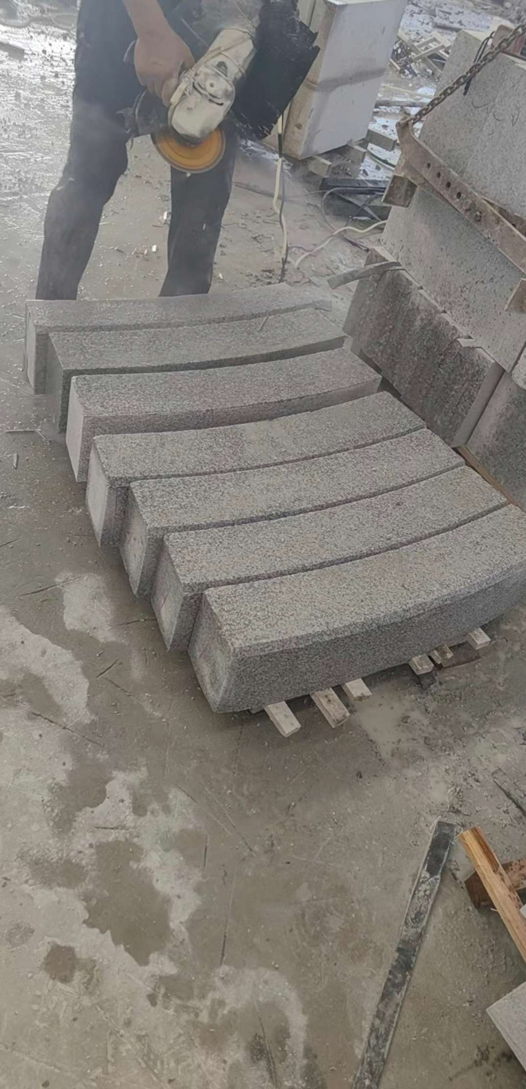 宿迁芝麻白弧形路牙石